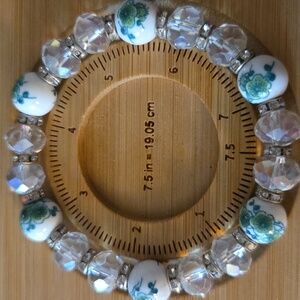 🍀 White Glass Floral Bead & Crystal Beaded Stretch Bracelet